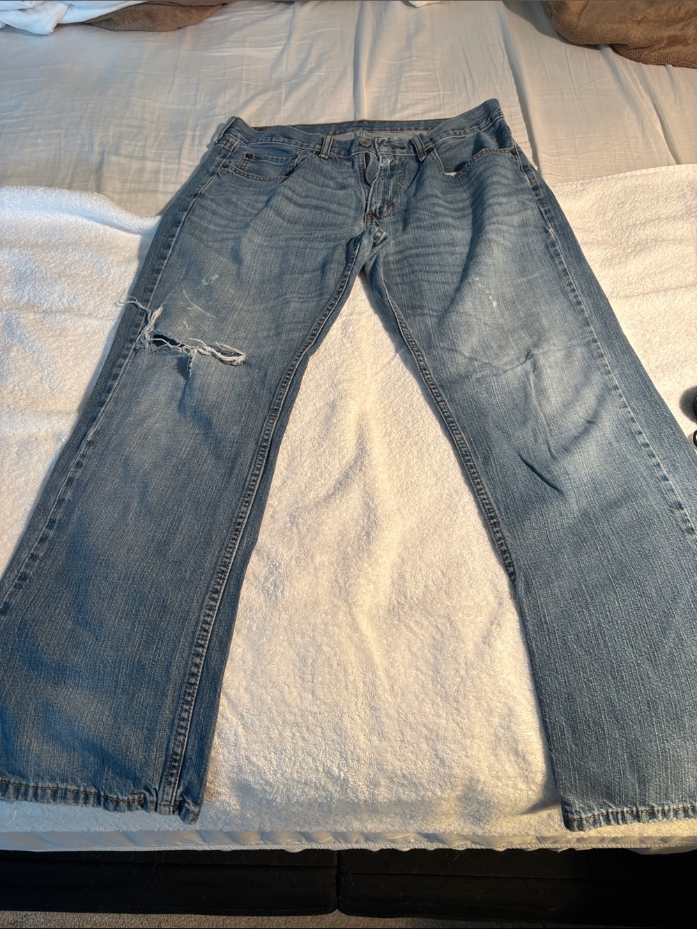 Levi's 559 - Faded Light Blue Jeans with distressing at the knee